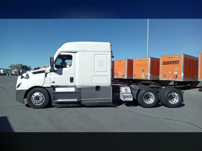 2022 Freightliner Cascadia 12676f7ae0438cca7a4192a32057970d3b3