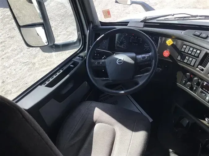 2021 VOLVO VNL740