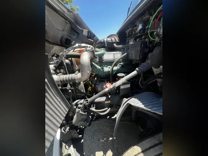 2018 VOLVO VNL64T-300