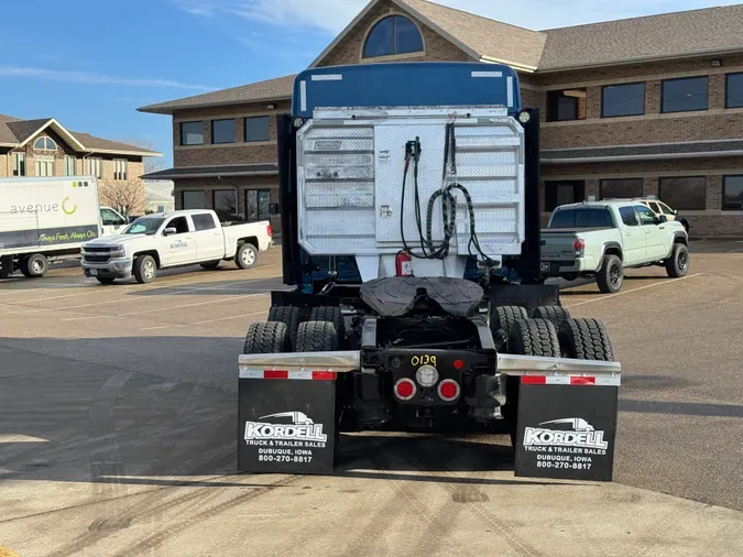 2021 FREIGHTLINER Cascadia 126