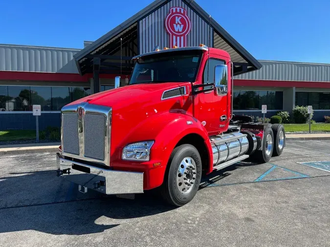 2025 Kenworth T880