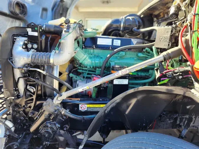 2024 VOLVO VNL64T760