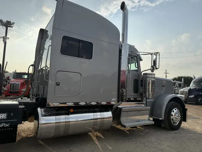 2023 Peterbilt 389