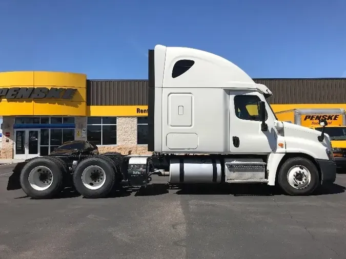 2018 Freightliner X12564ST