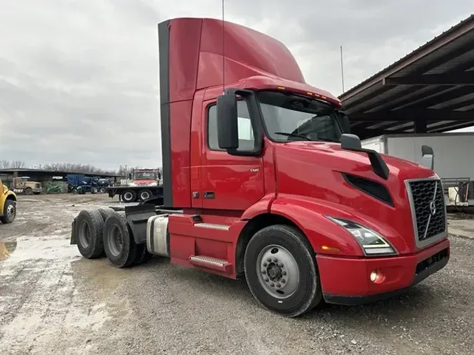 2020 VOLVO VNR64T300