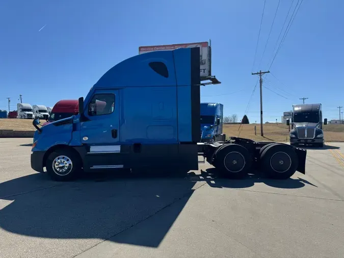 2022 FREIGHTLINER Cascadia 126