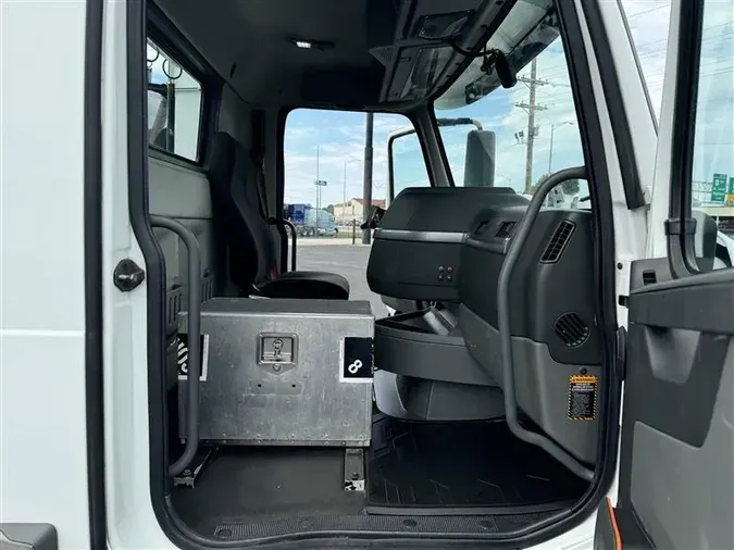 2019 VOLVO VNR300