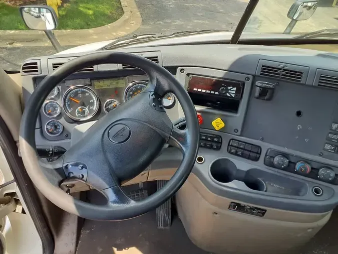 2018 FREIGHTLINER CASCADIA 113" DAYCAB