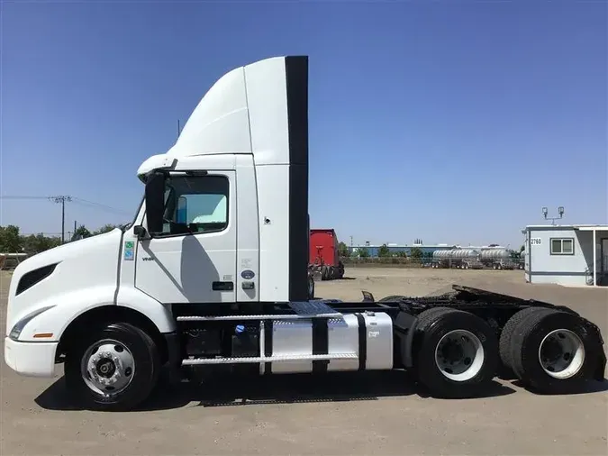 2020 VOLVO VNR300