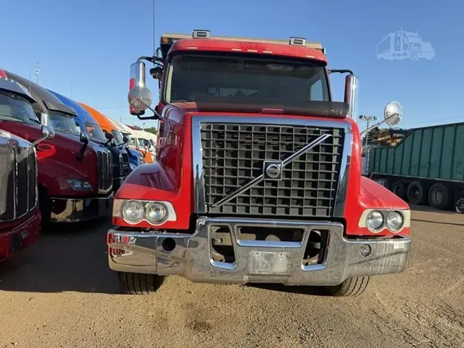 2011 VOLVO VHD64B200