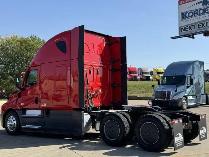 2021 FREIGHTLINER Cascadia 126