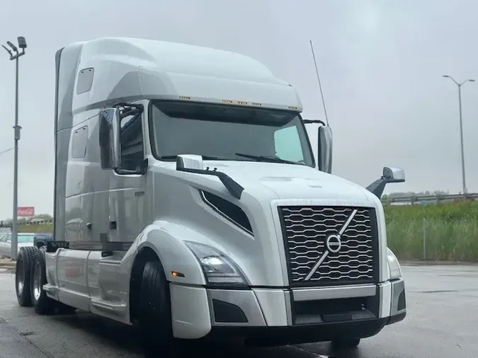 2020 VOLVO VNL64T760