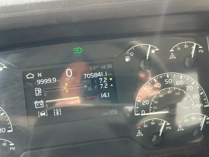 2018 VOLVO VNR64T300