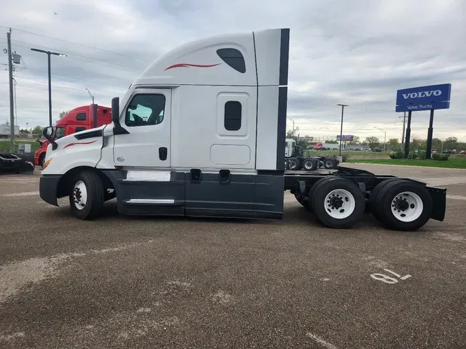 2021 FREIGHTLINER Cascadia 126