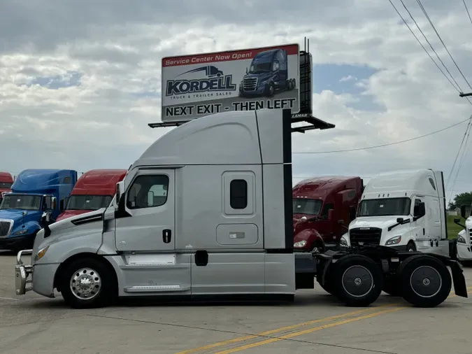 2021 FREIGHTLINER Cascadia 126