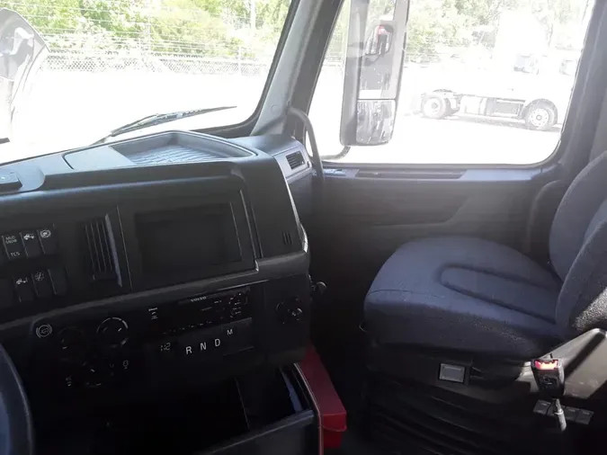 2019 VOLVO VNL64T-300