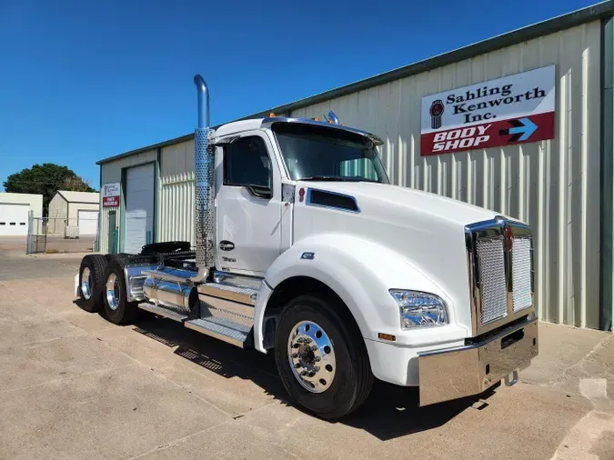 2025 Kenworth T880