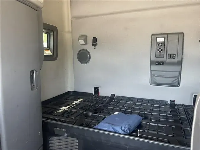 2021 VOLVO VNL740