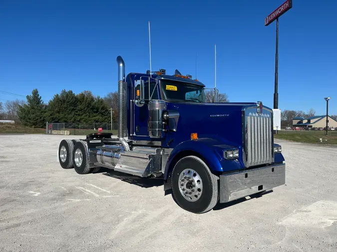 2025 Kenworth W900