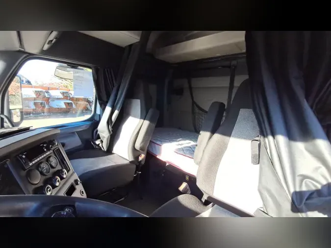 2021 Freightliner Cascadia 126