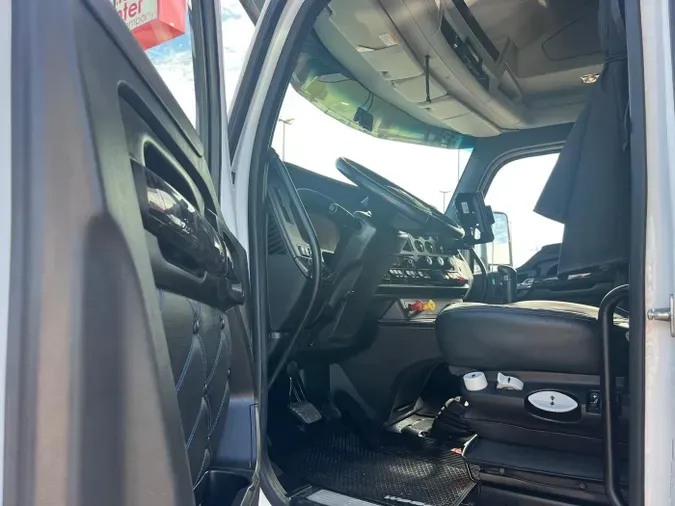 2023 Kenworth W990
