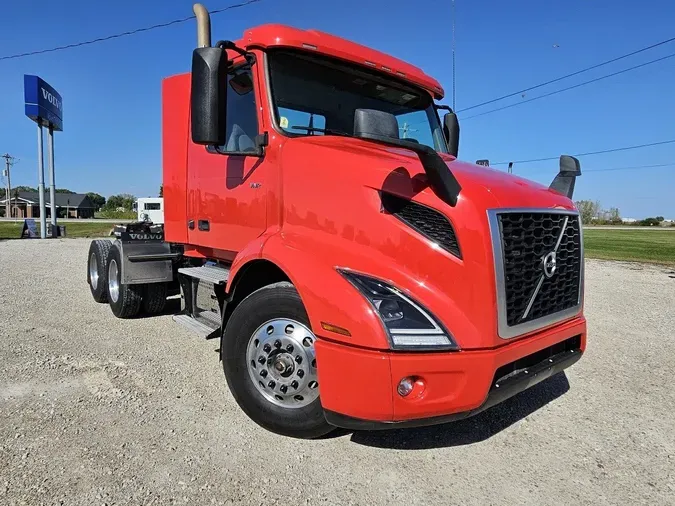 2019 VOLVO VNR64T300