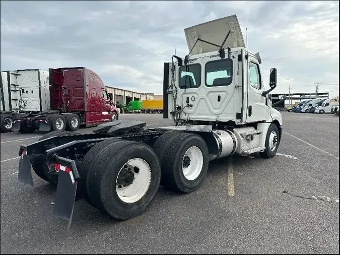 2018 Freightliner T12664ST