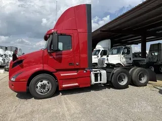 2021 VOLVO VNR64T300