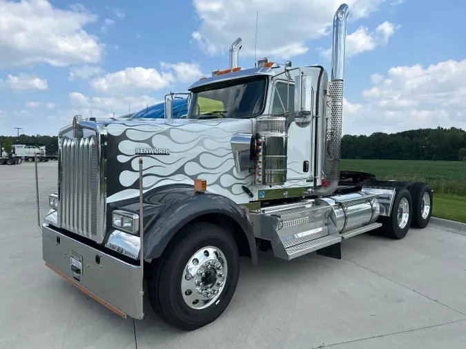 2023 Kenworth W900L