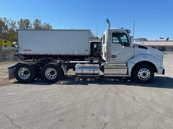 2025 Kenworth T880