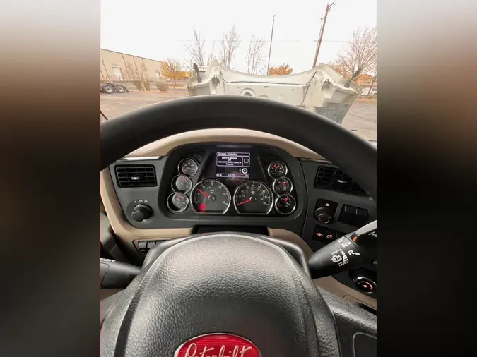 2022 Peterbilt 579781a1deeb42ece9c52323f292c3032cd