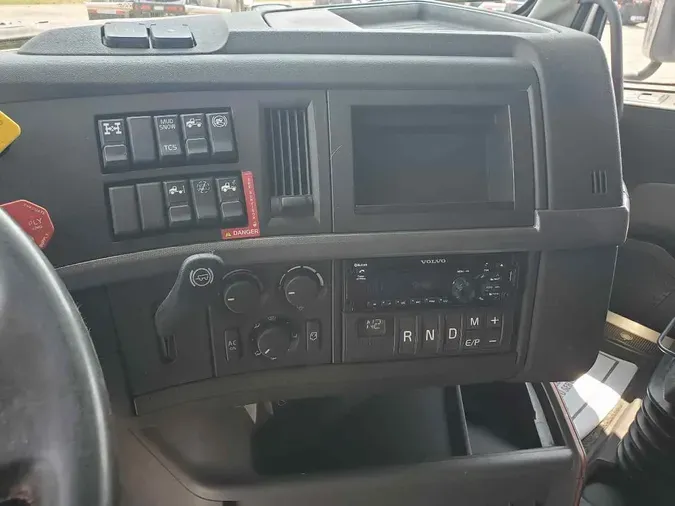 2020 VOLVO VNL64T740