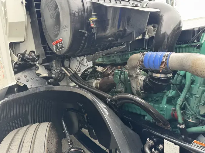 2021 VOLVO VNL64T760