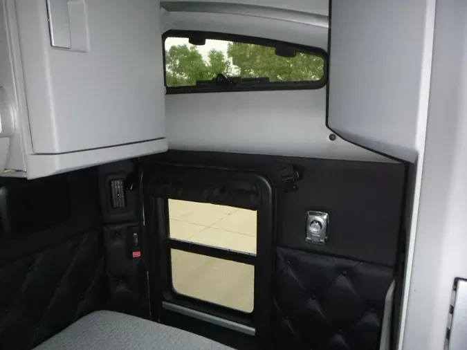 2021 Kenworth W990