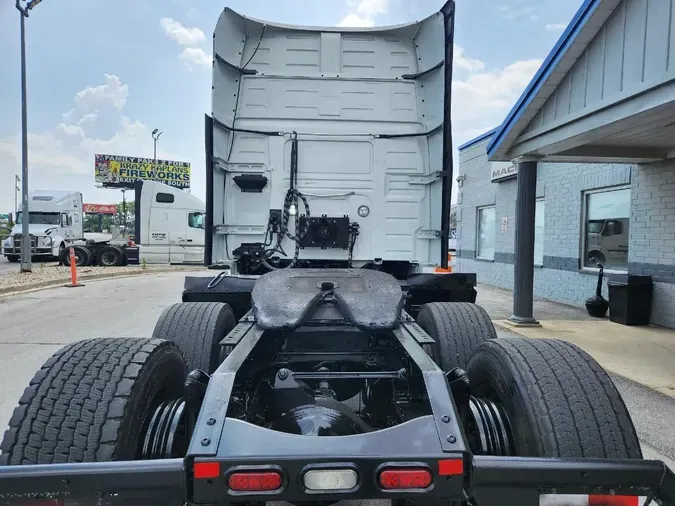 2022 VOLVO VNL64T740