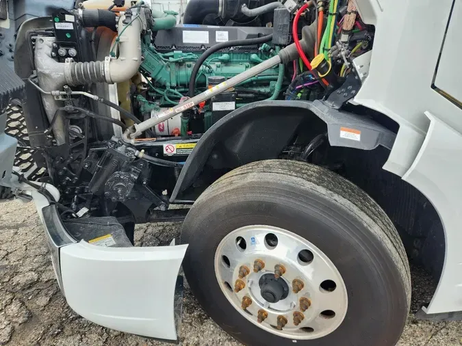 2023 VOLVO VNL64T860