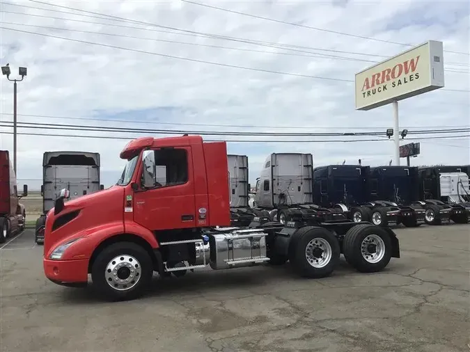 2023 VOLVO VNR300