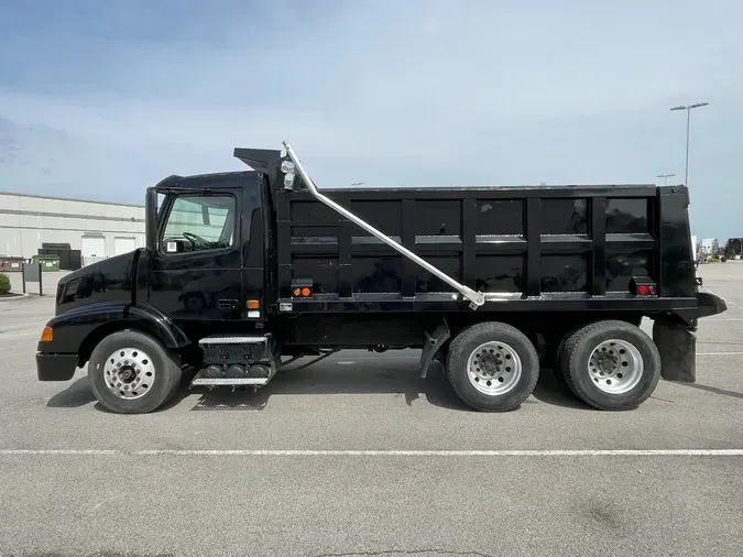 2005 VOLVO VNM