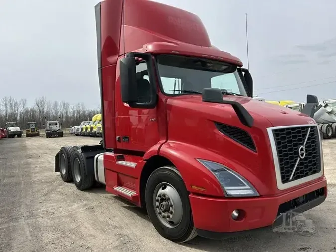 2020 VOLVO VNR64T300