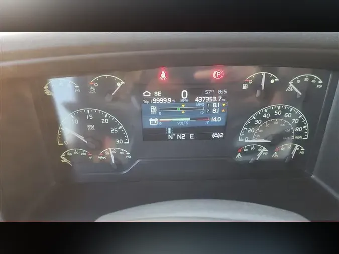 2021 VOLVO VNR64T640