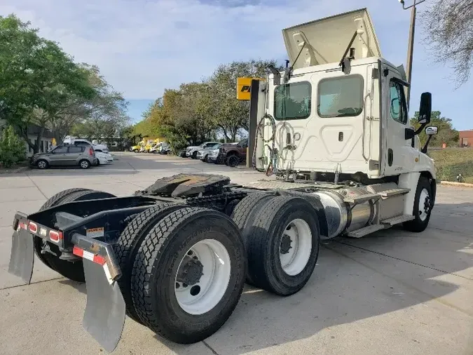 2018 Freightliner X12564ST