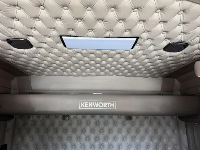 2023 Kenworth W900
