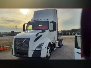 2020 VOLVO VNL64T-300