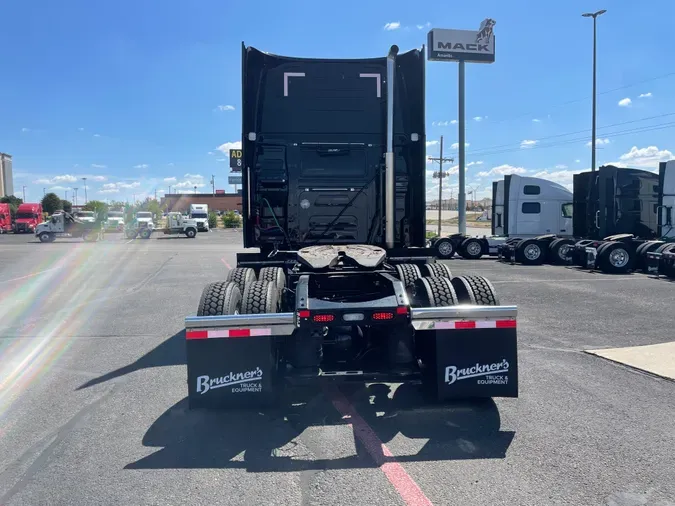 2025 VOLVO VNL64T860