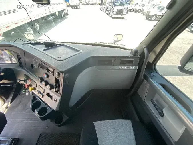 2019 Freightliner T12664ST