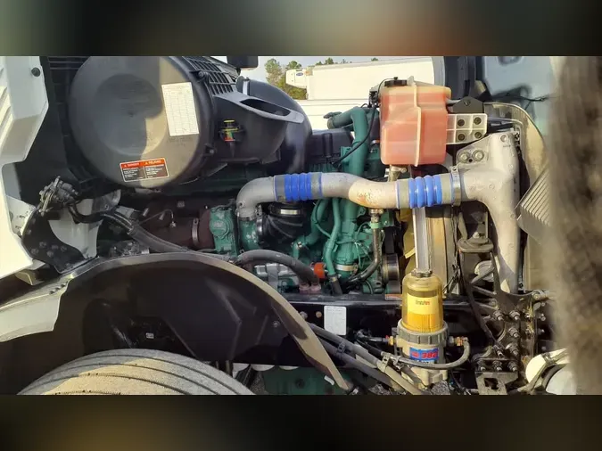 2020 VOLVO VNL64T-300