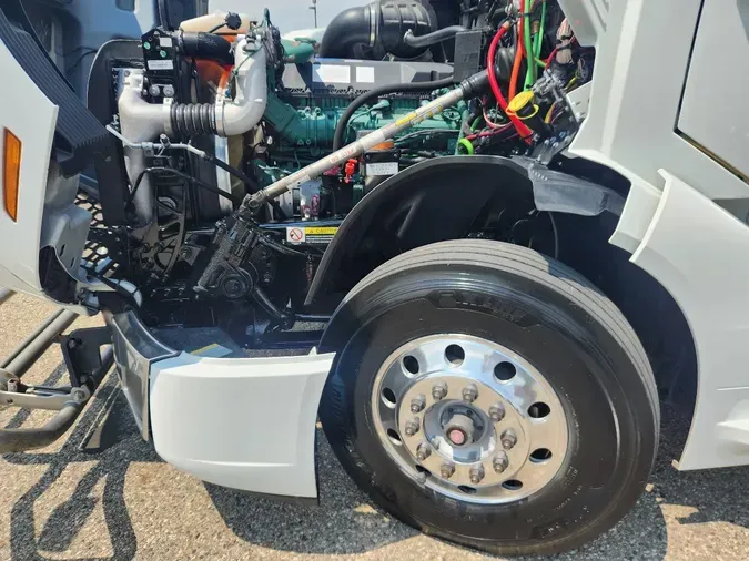 2024 VOLVO VNL64T740