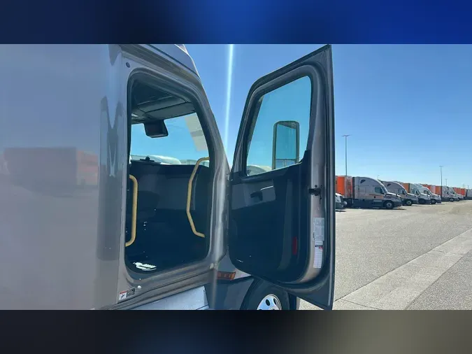 2022 Freightliner Cascadia 12678f512274ef9fd85f51d776a3e734a42