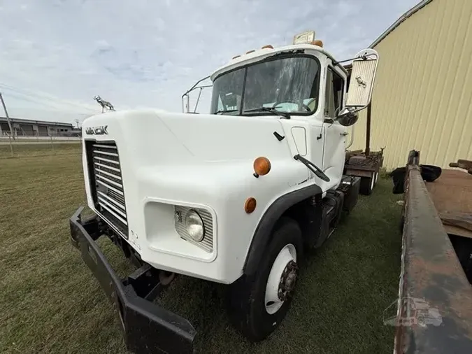 2002 MACK DM690S