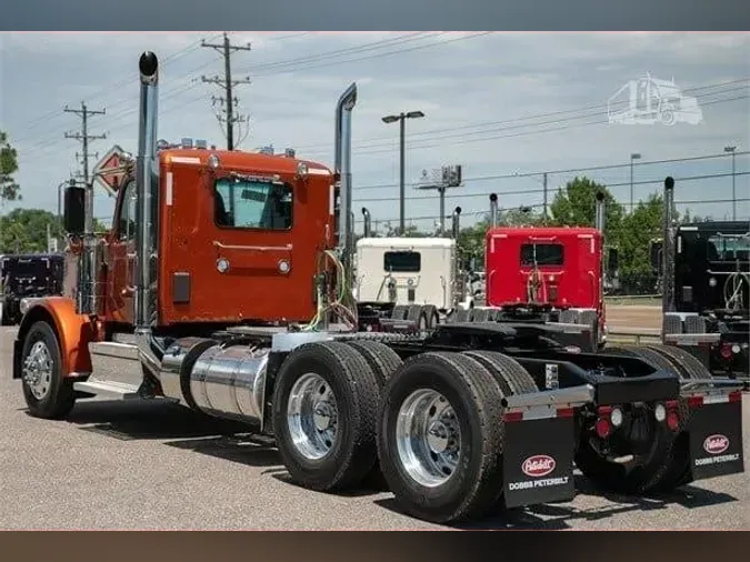 2025 PETERBILT 589